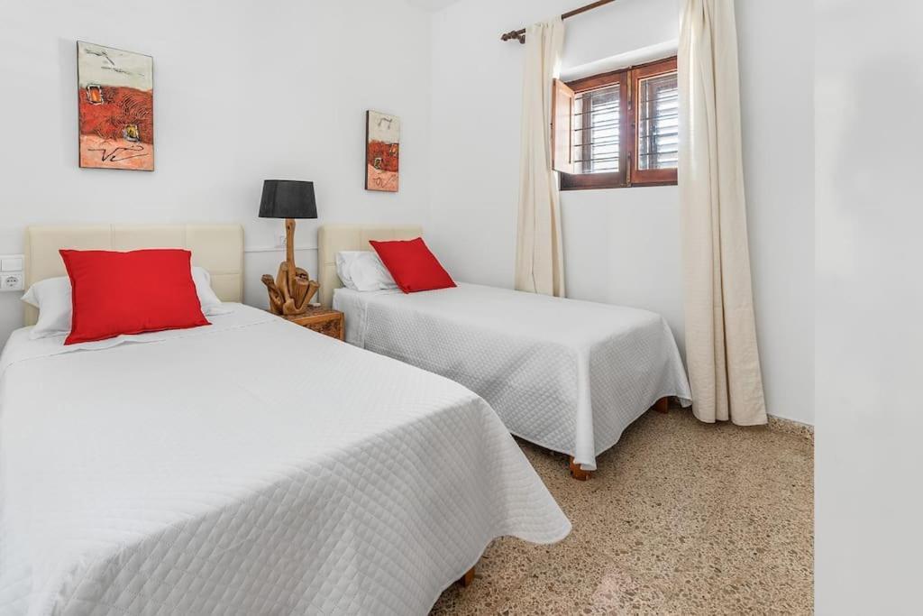 8 Guests Large Villa Near Bossa Beaches & Airport Sant Josep de sa Talaia Exterior foto